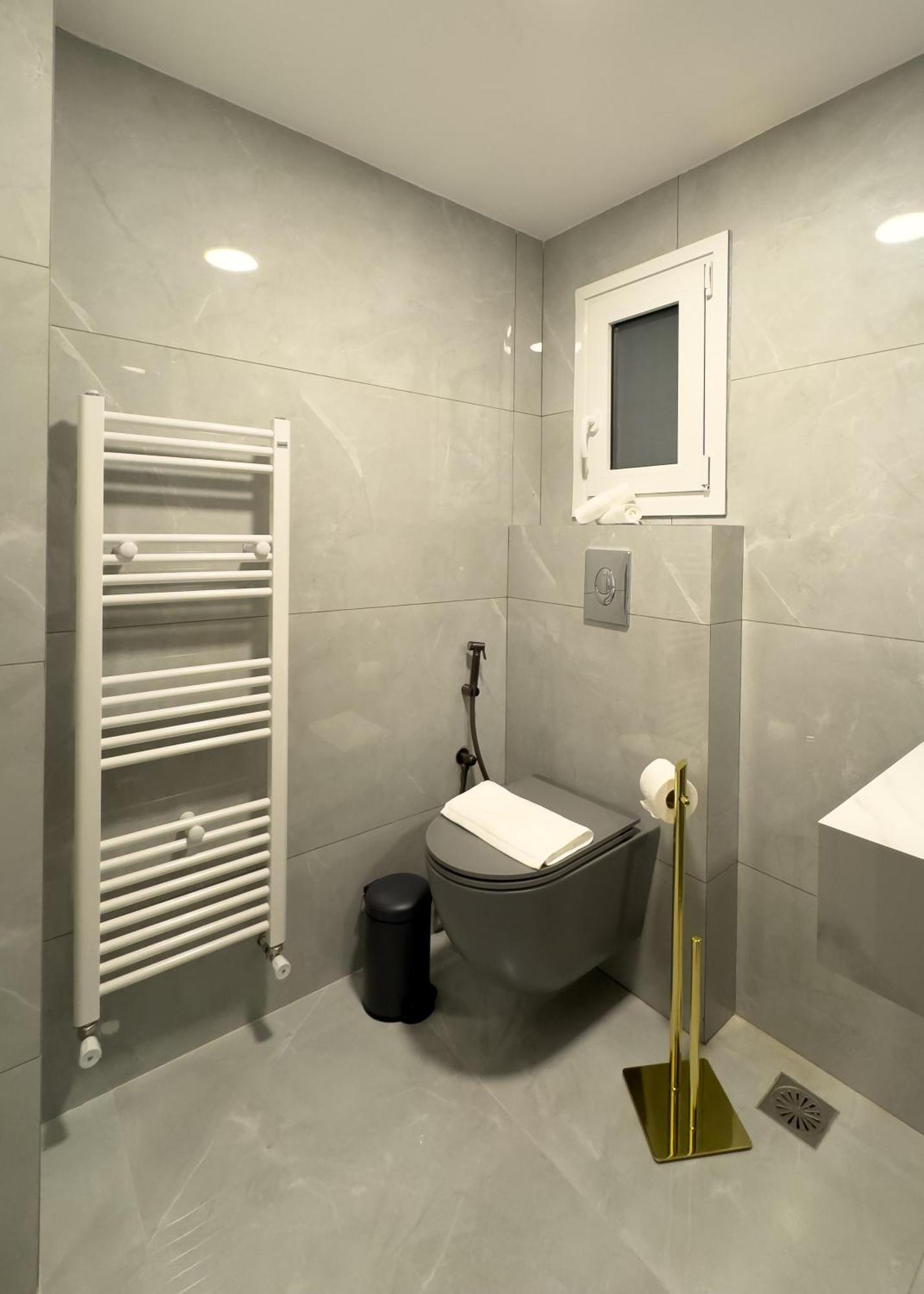 Beyond Hospitality-modern 3 Bedroom Apartment Athen