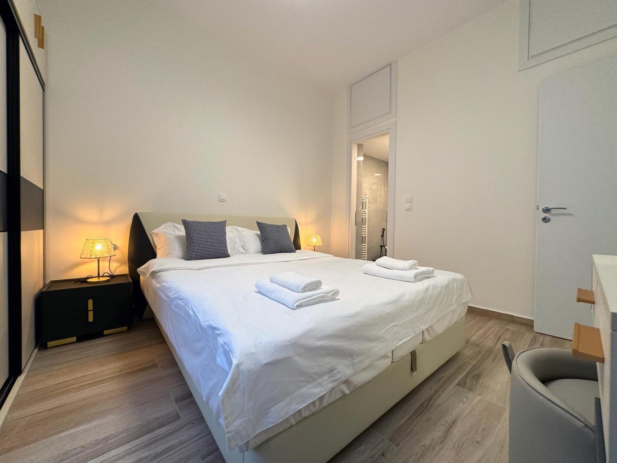 Beyond Hospitality-modern 3 Bedroom Apartment *