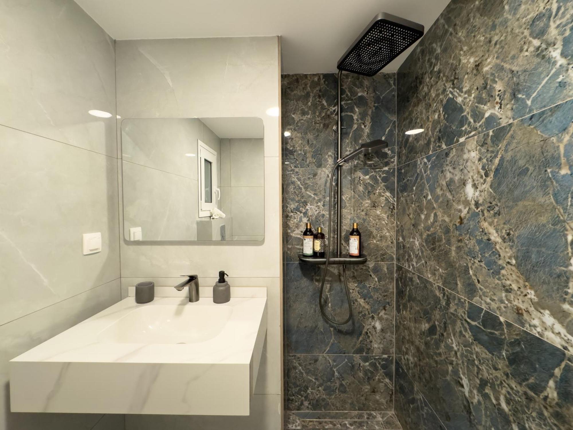 Beyond Hospitality-modern 3 Bedroom Apartment *